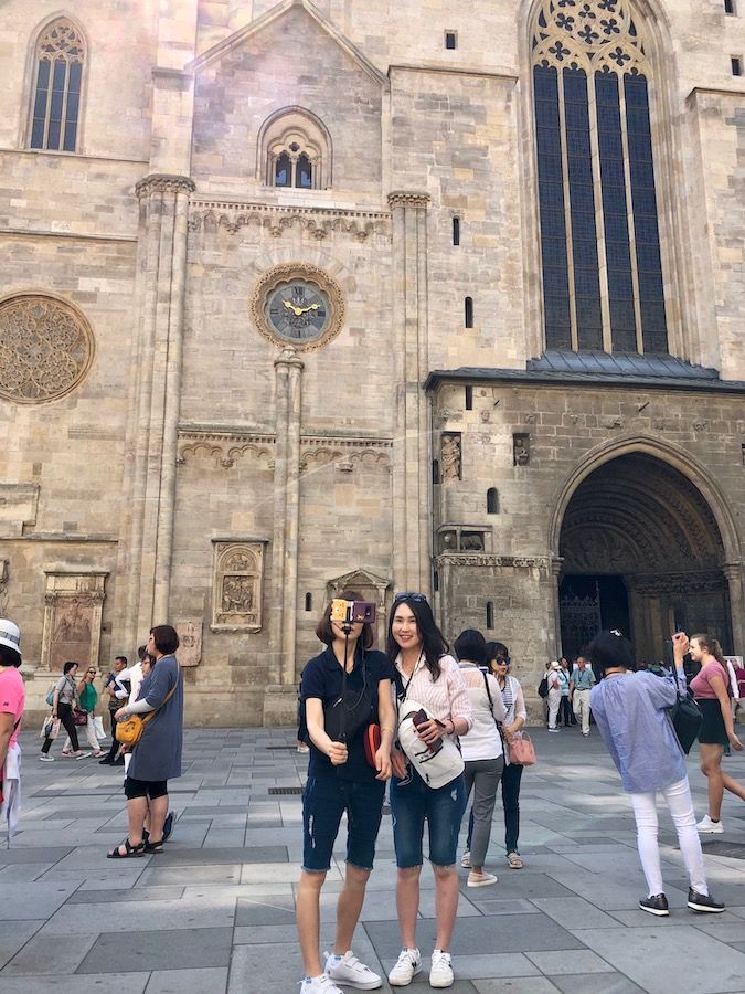 turisti davanti alla cattedrale