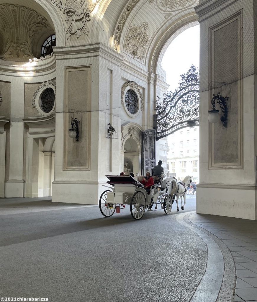 la carrozza del fiaker esce dalla hofburg