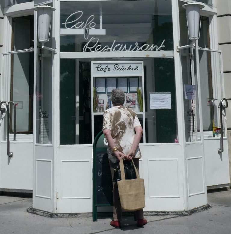 ogni ristorante espone la lista dei prezzi