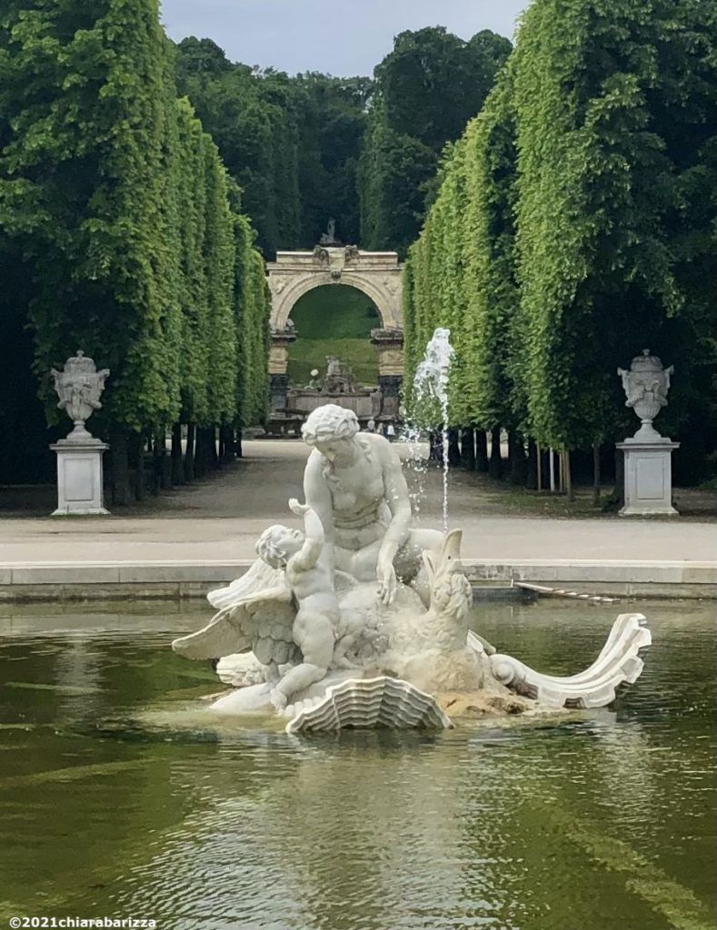 fontana nei viali del parco di schönbrunn