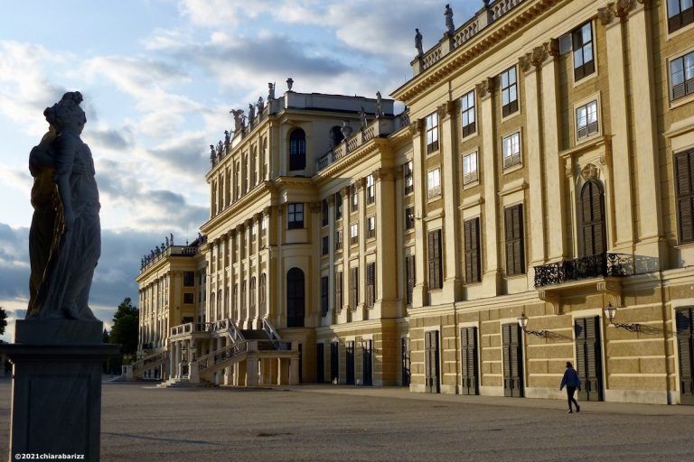 la facciata di schönbrunn sul giardino